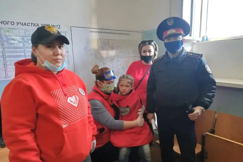 Потерявшуюся во время карантина девочку нашли актюбинские полицейские