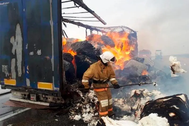 Грузовик с 22 тоннами хлопка сгорел на трассе в Актюбинской области