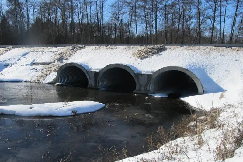 Водопропускные трубы чистят от снега на трассах в Павлодарской области