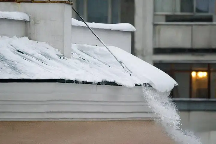 Упавший с крыши снег покалечил жителя ВКО