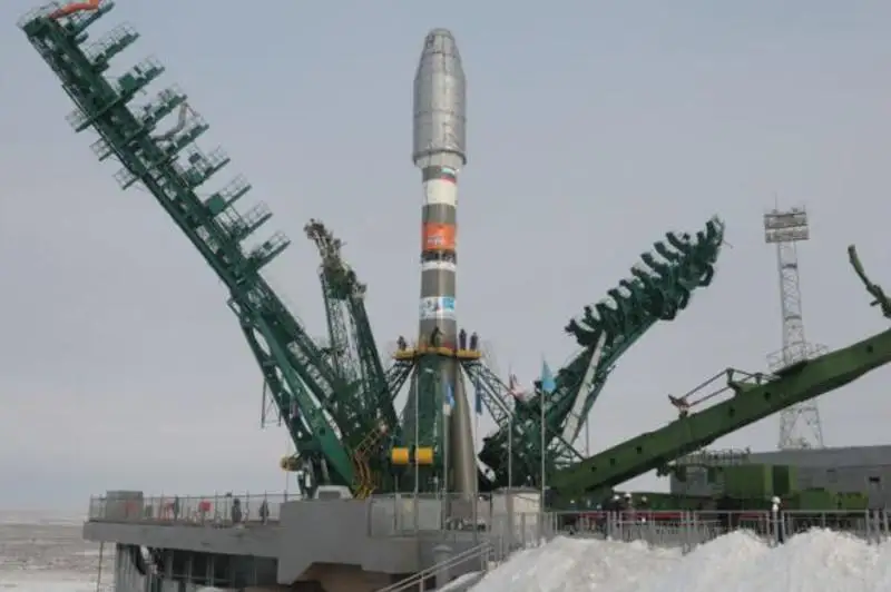 Ракета со спутниками  OneWeb установлена на стартовом комплексе Байконура