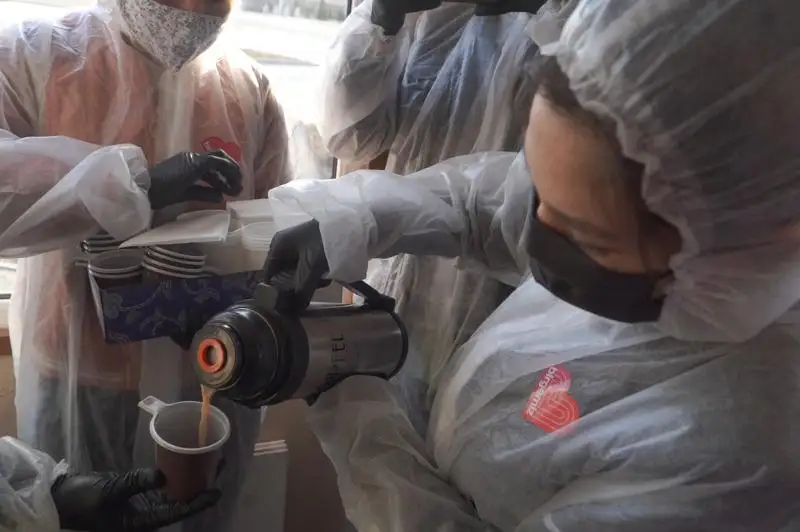 Чаем и баурсаками угощали волонтеры на блокпостах в Усть-Каменогорске