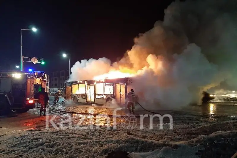 Пассажирский автобус горит в селе Косшы