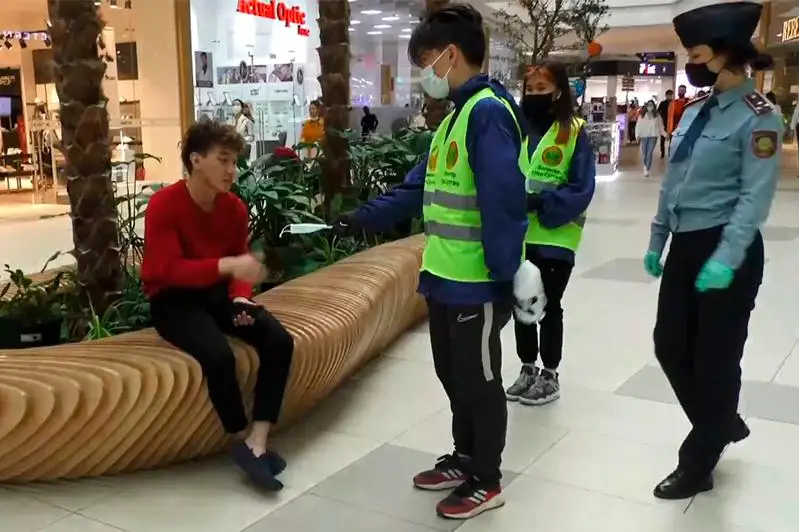 Полицейские Нур-Султана раздавали маски в торговых центрах