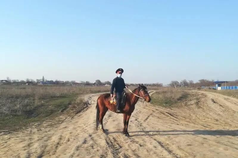 Конный патруль контролирует блокпосты на труднодоступных участках в Алматы