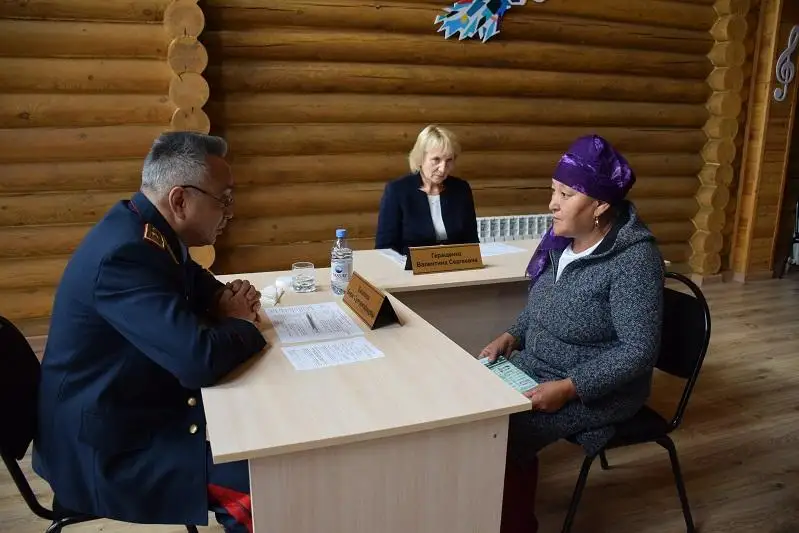 Главный акмолинский полицейский провел прием граждан в Целиноградском районе