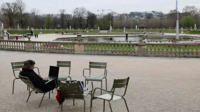 Французам запретили перемещаться внутри страны из-за коронавируса