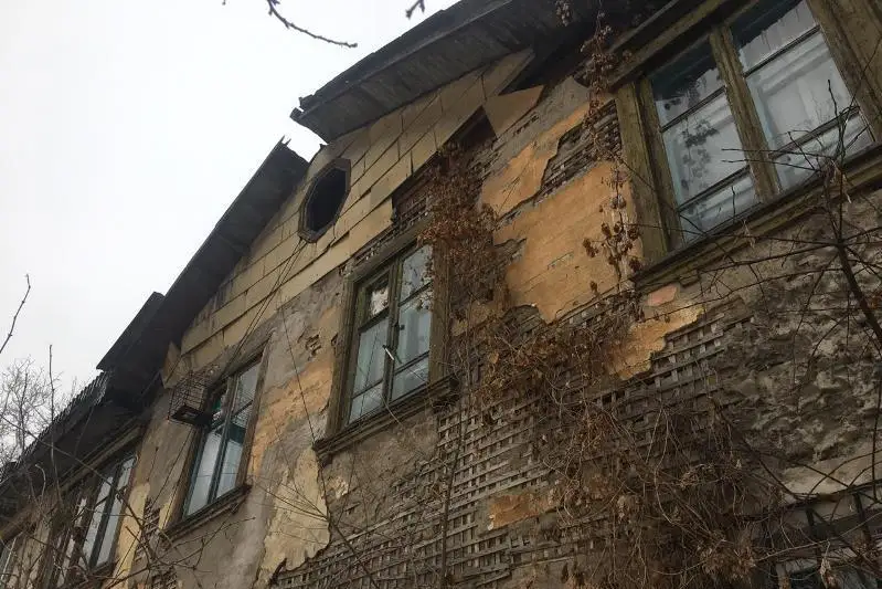 Жильцы аварийных домов в Алматы требуют переселения