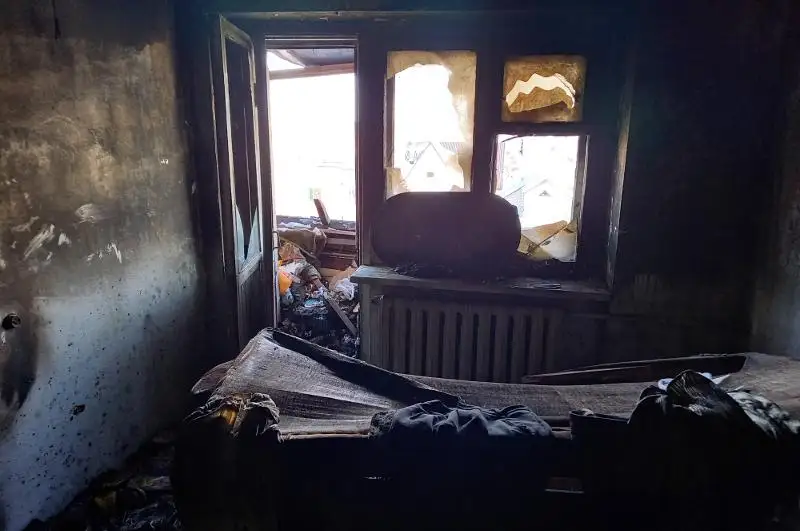 «Стихийное бедствие» устроила своим соседям пьяная курильщица в Павлодаре
