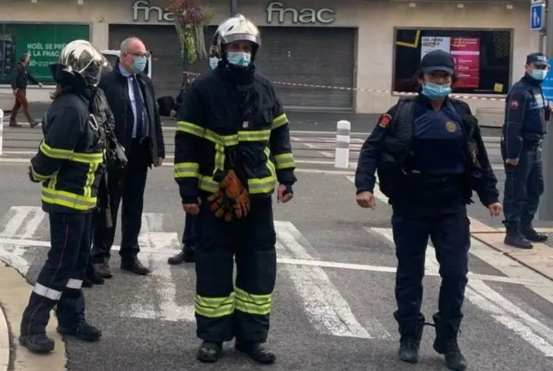 Неизвестный напал с ножом на людей в Ницце: трое убиты