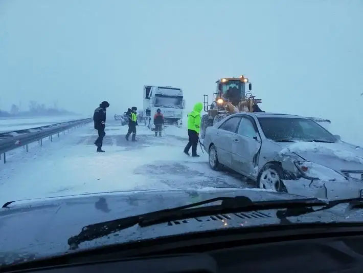 Перегородившую путь транспорту фуру отбуксировали с трассы в Акмолинской области