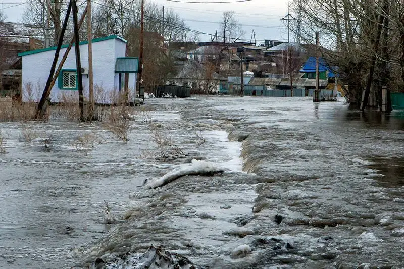 Паводок в СКО: на малых реках взрывают и дробят лед