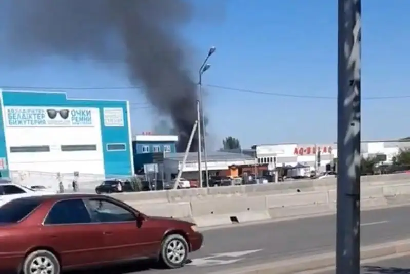 Пожар в районе барахолки произошел в Алматы