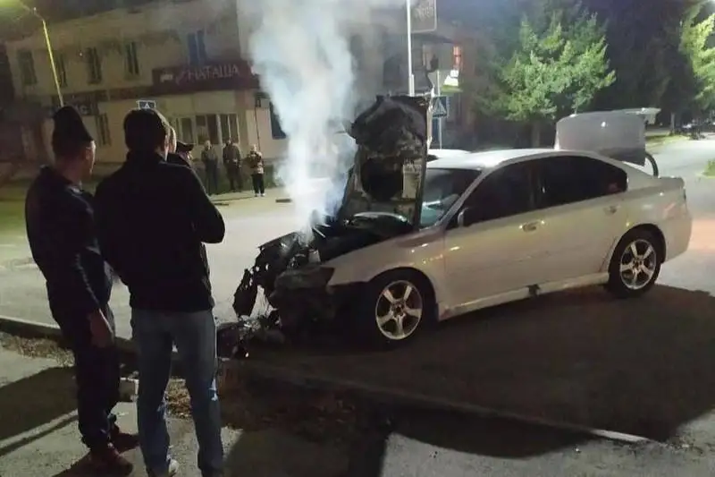 Водитель протаранил столб в Восточно-Казахстанской области