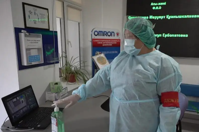 Робот измеряет температуру при входе в одну из поликлиник Атырау