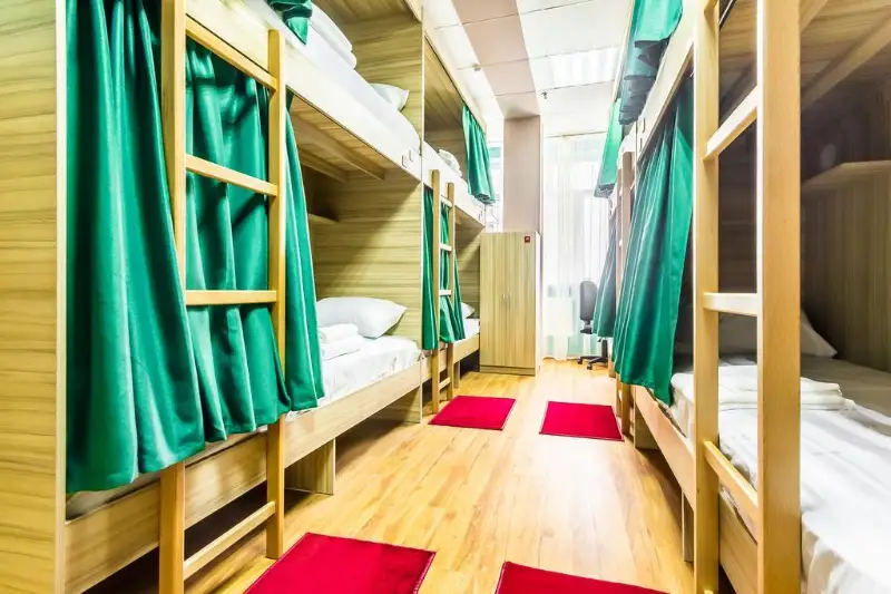 Переехать временно в хостелы и отели предлагают работникам из области в Алматы