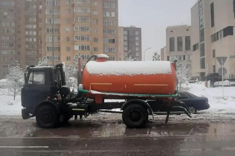 Более 100 ассенизаторских машин откачивают талую воду с улиц столицы
