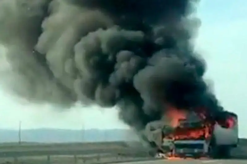 Фура сгорела на трассе в Мангистау