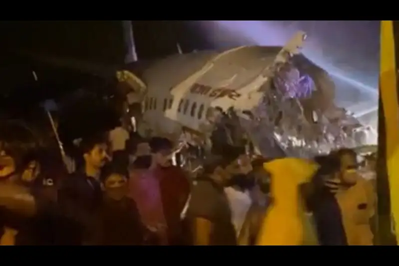 Самолет с почти 200 пассажирами на борту разломился пополам при посадке в Индии