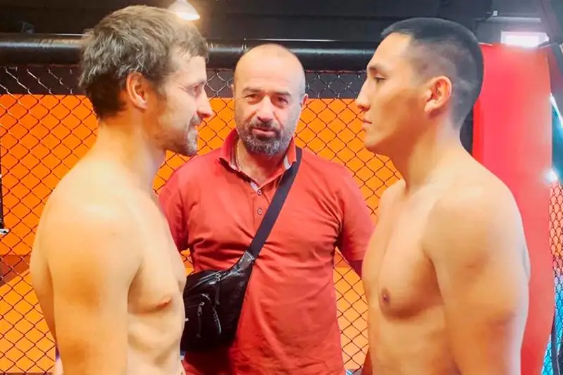 Казахстанские боксеры прошли взвешивание перед вечером бокса в Москве⠀