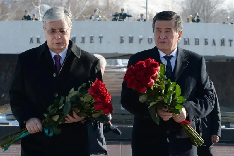 Президенты Казахстана и Кыргызстана посетили мемориальный комплекс «Ата-Бейит» в Бишкеке