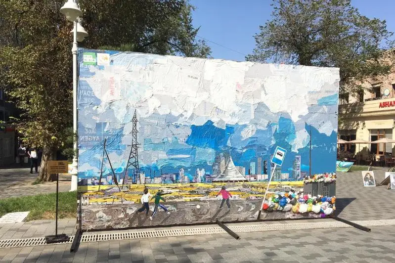 Из более 4 000 пакетов создал художник картину «Под небом Астаны»