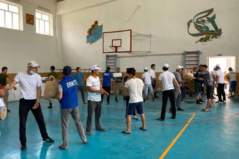 500 волонтеров помогают пострадавшим от подтоплений жителям Мактаарала