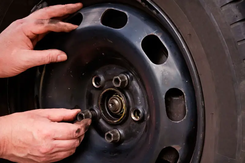 78-летний житель столицы задержан за кражу автомобильных дисков