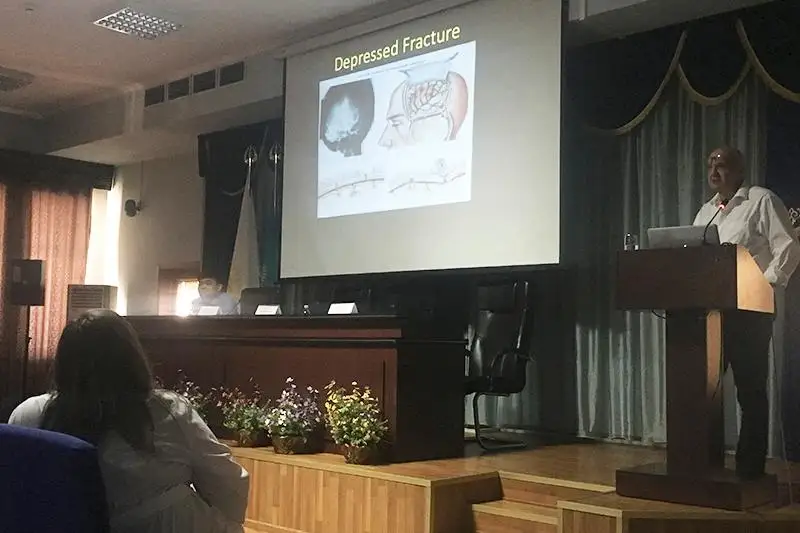 Ведущий израильский профессор проводит образовательный курс по нейрохирургии в Алматы