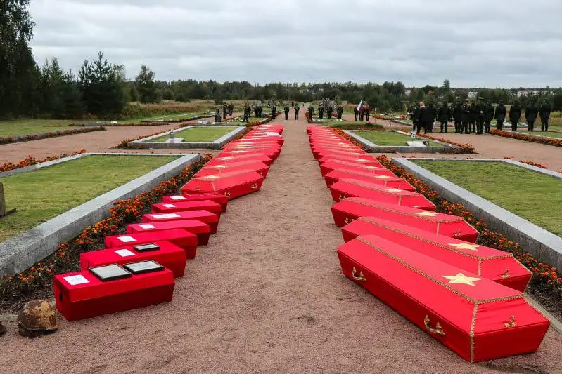 Останки казахстанского солдата перезахоронили в Ленинградской области РФ