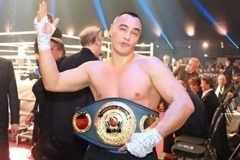 Казахстанский нокаутер-супертяж сразится против 43-летнего американца с титулом WBC