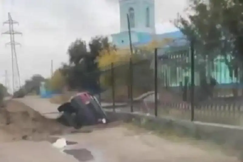 В яму от теплотрассы угодил автомобиль в Семее