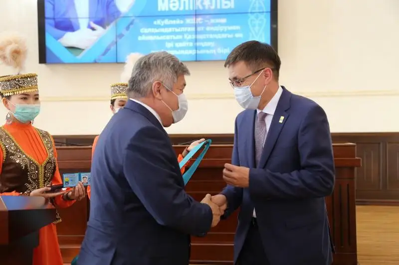 На шесть почетных граждан города стало больше в Уральске