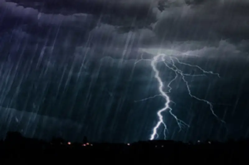 Грозы и град ожидаются в пятницу в нескольких областях Казахстана