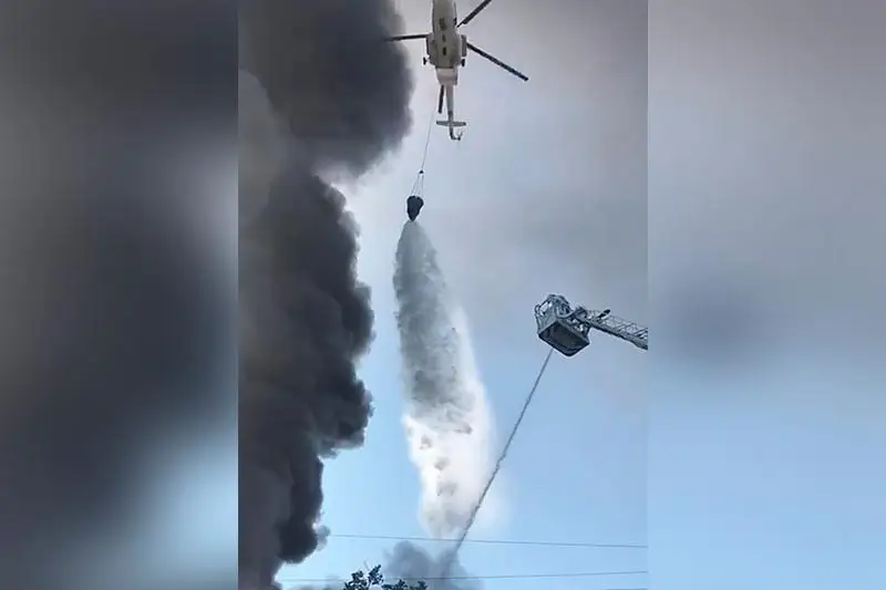 Пожар на складе в Алматы: вертолетом произведено 7 сбросов воды