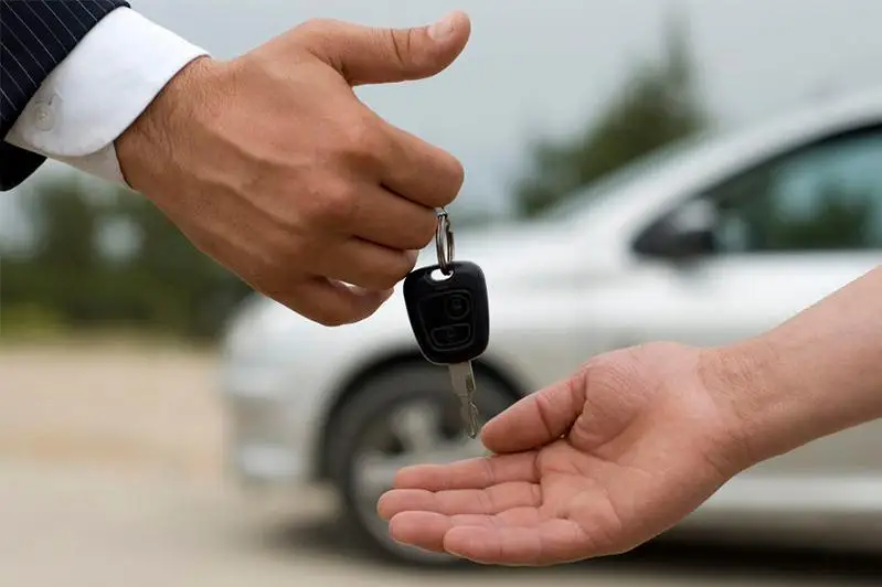 18-летний мошенник оставил жителя Семея без денег и автомобиля