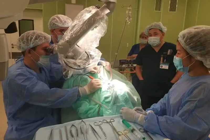 Алматинские нейрохирурги провели операцию на сосуды головного мозга в Уральске