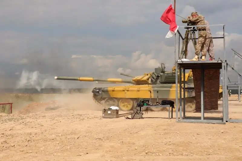 Танкисты из Казахстана провели практические стрельбы  в подмосковном «Алабино»