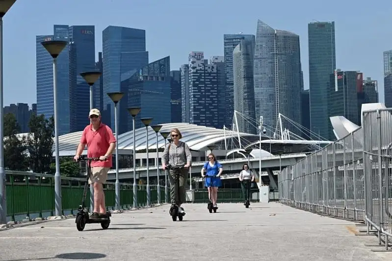 Сингапур ввел запрет на использование электросамокатов на тротуарах