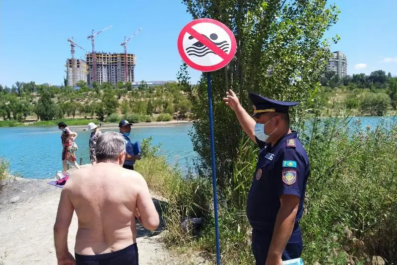 В Алматы на озере Сайран спасли гражданина Афганистана