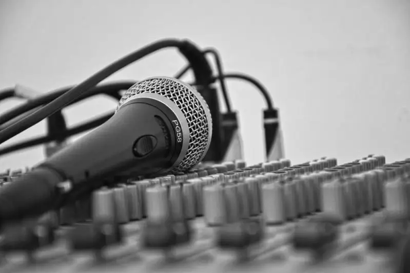 Казахстанских артистов хотят обязать предупреждать зрителей о фонограмме на концертах