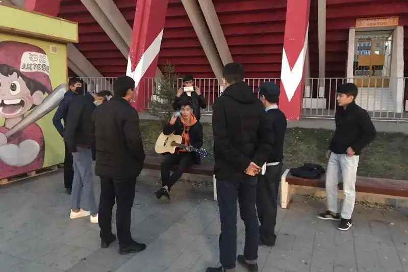 Молодежь, гулявшую без масок, выявила мониторинговая группа в Актобе