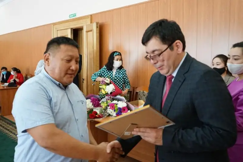 Вице-министр культуры и спорта поздравил артистов театров в Семее