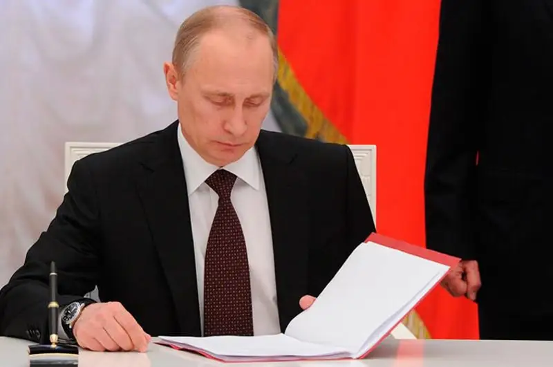 В России повысили зарплату президенту и премьеру