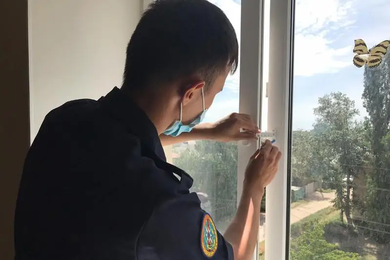 Блокираторы против выпадения детей из окон устанавливают актюбинцам сотрудники ДЧС