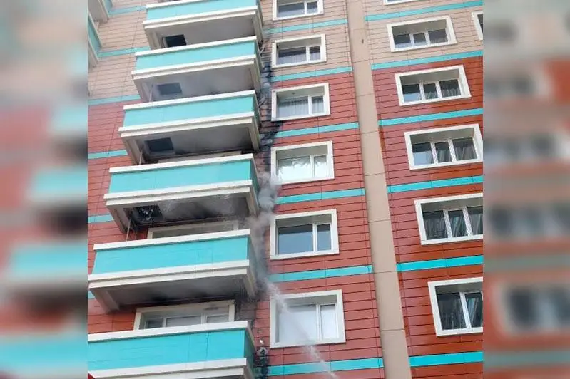 Огромный черный столб дыма: в Алматы горит высотное здание