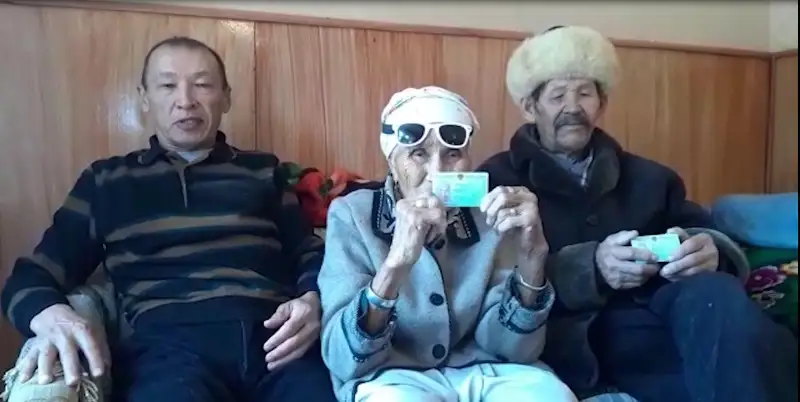 В Туркестанской области 90-летним пенсионерам помогли получить удостоверения личности