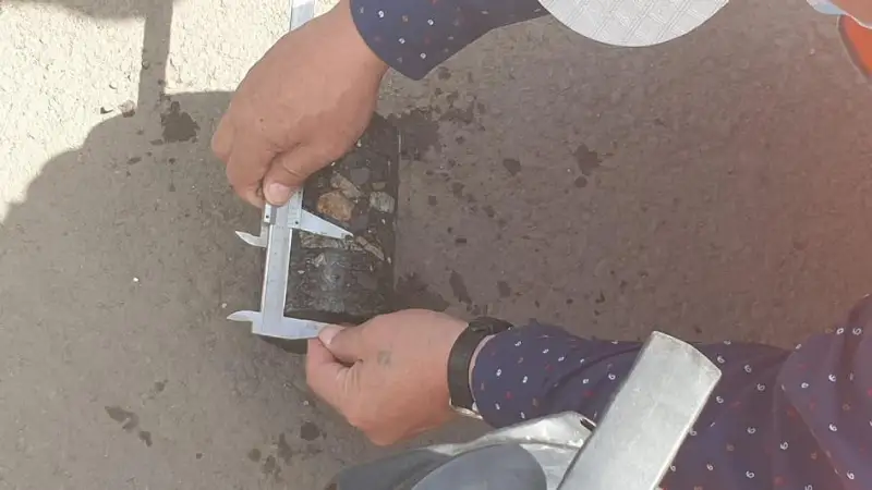 Тонким оказался асфальт после ремонта на одной из улиц в столице