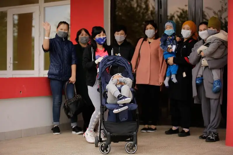 Мамы с особенными детьми прилетели спецбортом из столицы в Атырау