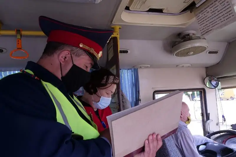 Без масок ездят водители автобусов в СКО - полиция